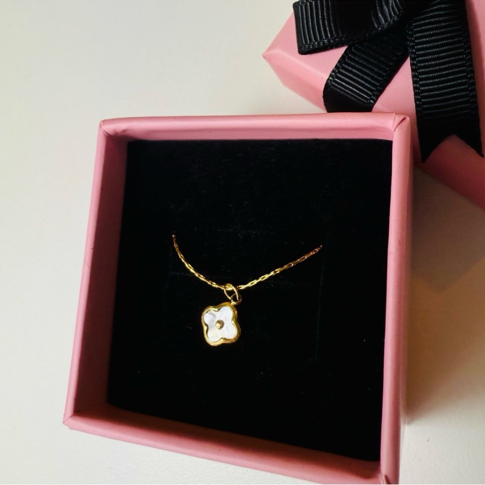 Mother of Pearl Pendant Necklace